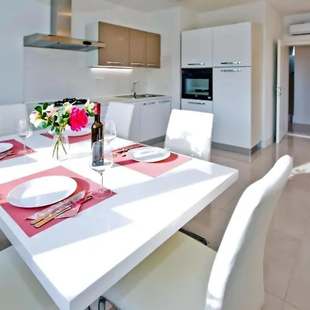 בית נופש Island Hvar Lechalet With Pool