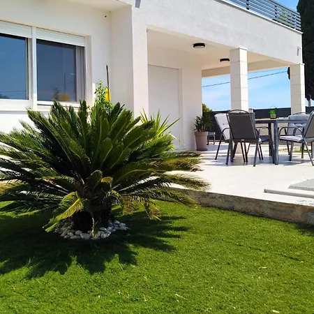 Lechalet On Hvar Island With Private Pool & Peaceful Location 別荘 *