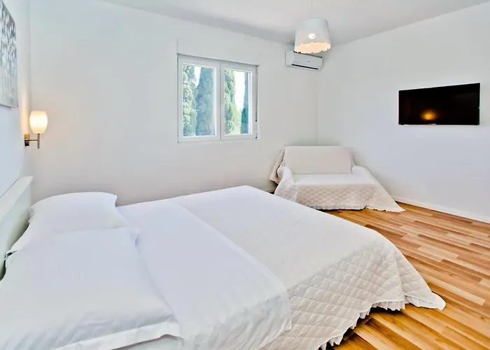 別荘 Lechalet On Hvar Island With Private Pool & Peaceful Location *