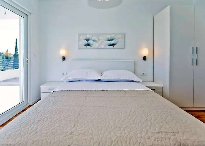 Lechalet On Hvar Island With Private Pool & Peaceful Location 別荘 *