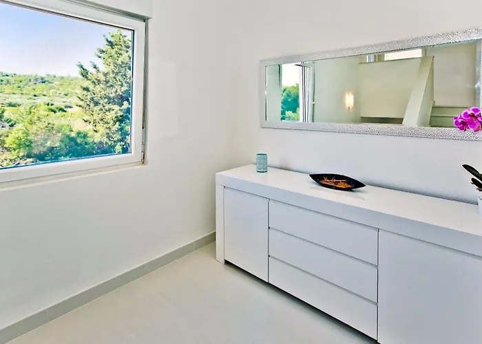 Lechalet On Hvar Island With Private Pool & Peaceful Location 別荘 *