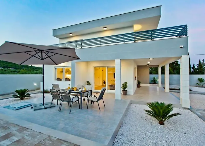 Lechalet On Hvar Island With Private Pool & Peaceful Location 別荘 *
